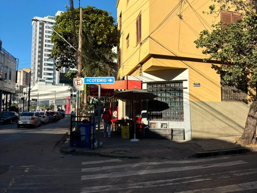 Placa da Rua Brumadinho — endereço da clínica